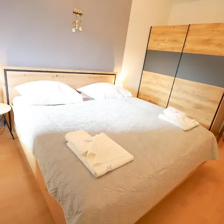 Bryza Homes - Linde - Parkplatz - Ahlbeck - Patio Heringsdorf (Usedom)