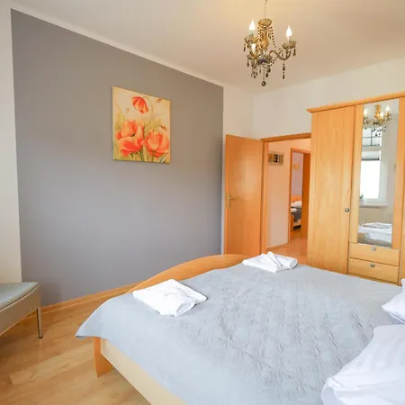 Bryza Homes - Linde - Parkplatz - Ahlbeck - Patio ゼーバート・ヘリングスドルフ